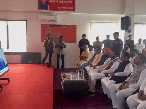 कुरुक्षेत्र में PM मोदी के मन की बात कार्यक्रम में हिस्सा लेते सीएम नायब सैनी। - Dainik Bhaskar