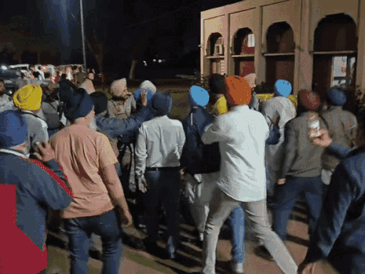 HSGMC के पूर्व प्रधान बलजीत सिंह दादूवाल को बाहर ले जाने के बाद भीड़ को रोकती पुलिस।