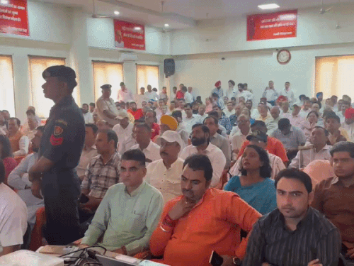 कार्यक्रम में हिस्सा लेते भाजपा कार्यकर्ता।