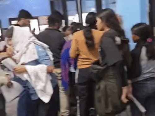 पंचकूला सरकारी अस्पताल की इमरजेंसी ब्लॉक में कार्ड के लिए लाइन में लगी छात्राएं। - Dainik Bhaskar