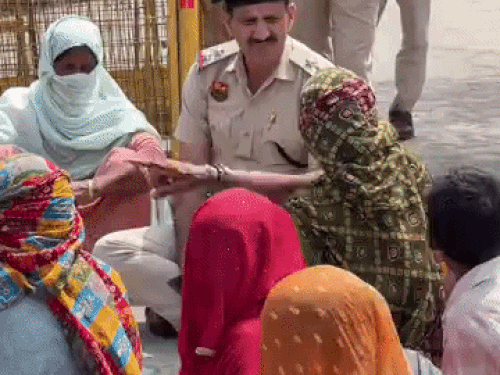 नरवाना में महिलाओं की बात सुनते हुए पुलिस अधिकारी।