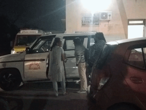 मेडिक कराने के बाद युवती से जानकारी लेते पुलिसकर्मी।