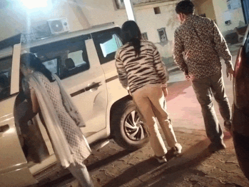 पीड़ित युवती (ट्राउजर पहने हुए) पंजाब के फिरोजपुर की रहने वाली है। वह किसी तरह आरोपी के चंगुल से बचकर थाने पहुंची और मामले की जानकारी दी। - Dainik Bhaskar