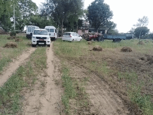 संदिग्ध मौत की सूचना पर पुलिस गांव पहुंची और शव को कब्जे में लिया।