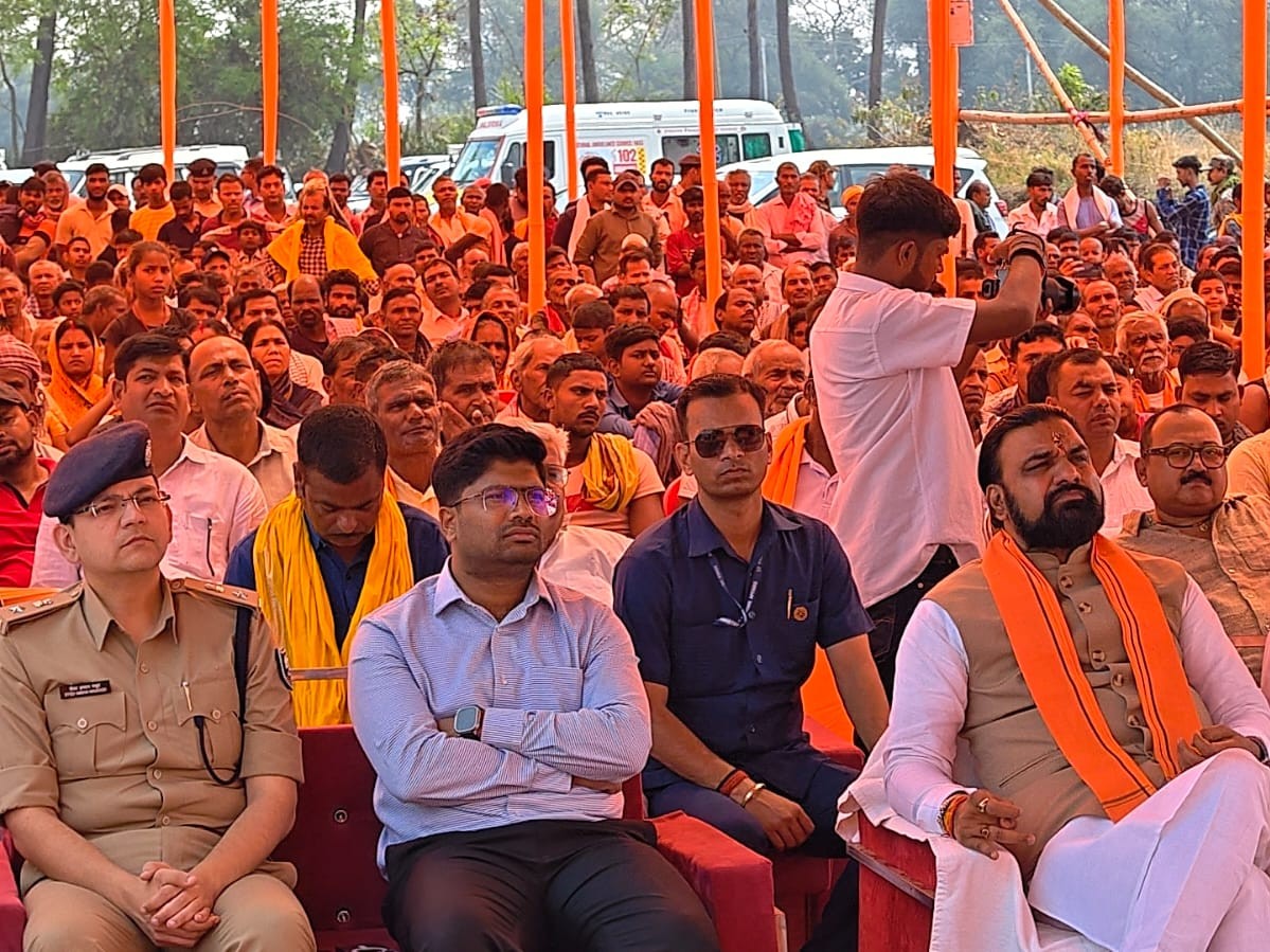 खैरा मैदान में प्रधानमंत्री नरेंद्र मोदी के 'मन की बात' सुनते डिप्टी सीएम सम्राट चौधरी और अन्य पदाधिकारी।