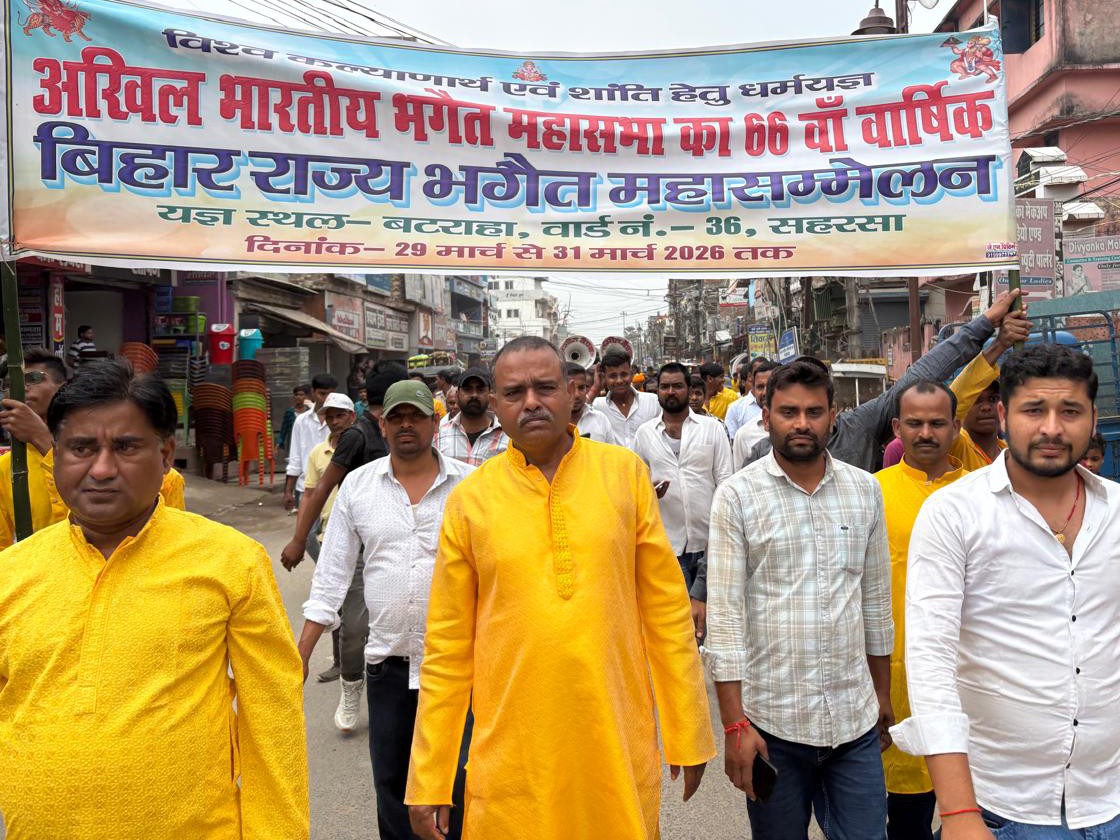 भव्य कलश यात्रा में लोग।