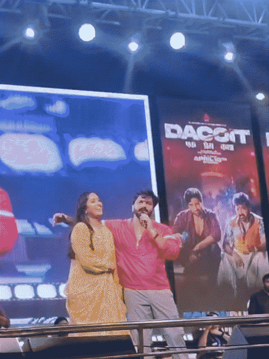 काजल राघवानी संग स्टेज पर गाना गाकर खूब थिरके पवन सिंह।