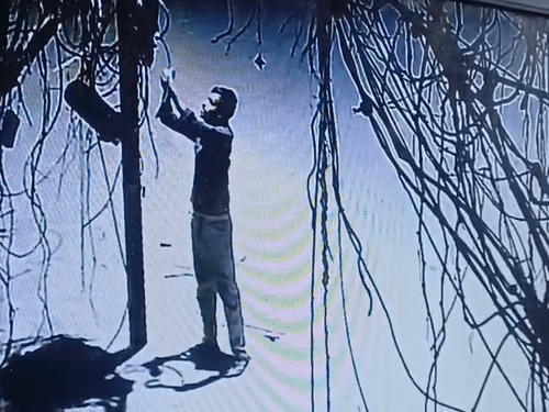 वह माचिस लेकर गया था। माचिस से आग जलाकर पोल में फंसाए गए कागज में लगा दी।