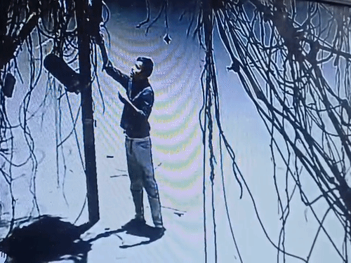 आग लगाने के बाद वहां से आराम से निकला। आसपास से कुछ देर तक माहौल देखता रहा।