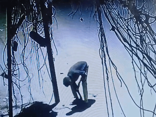 युवक पोल के पास पहुंचा। नीचे पड़ा एक कागज उठाकर केबल में फंसा दिया।