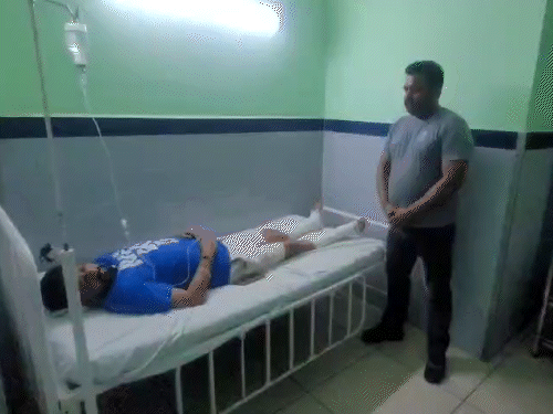 सन्नी के पैरों में गोलियां लगने के बाद उनके दोस्त उन्हें अस्पताल लेकर आए।