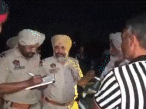 मौके पर जांच करती हुई पुलिस व पास जुटी भीड़।