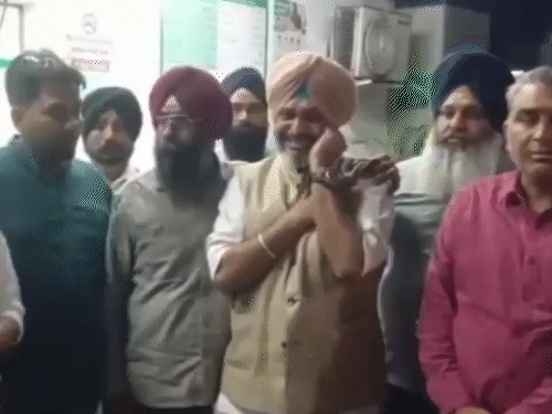अस्पताल पहुंचे पूर्व विधायक लखवीर सिंह लक्खा, विलाप करते हुए।