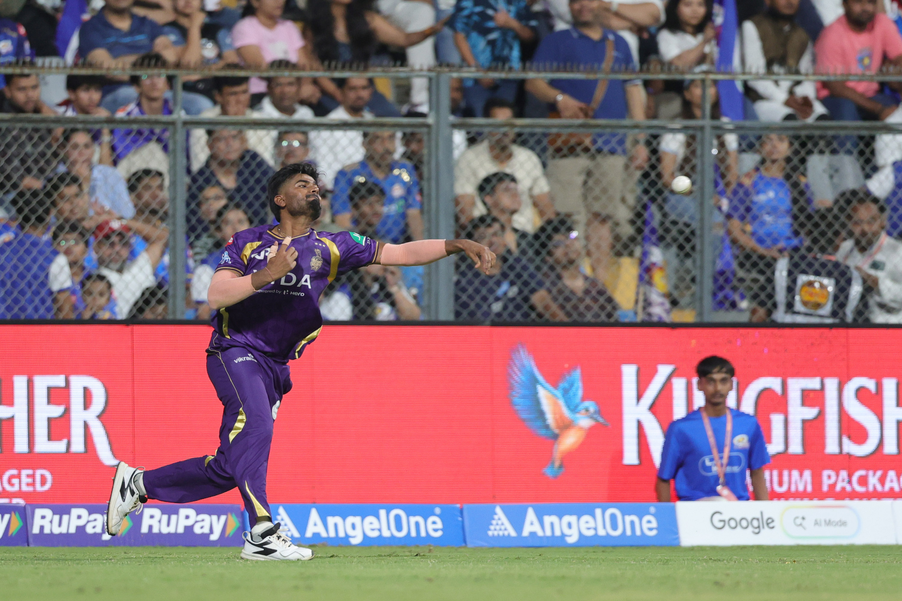 अनुकूल रॉय ने लॉन्ग ऑफ बाउंड्री से डायरेक्ट थ्रो किया।