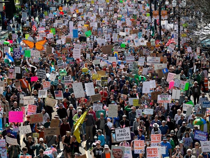अमेरिका के लॉस एंजिलिस में प्रदर्शनकारी मार्च करते हुए। उन्होंने राष्ट्रपति ट्रम्प की नीतियों के खिलाफ विरोध जताया।
