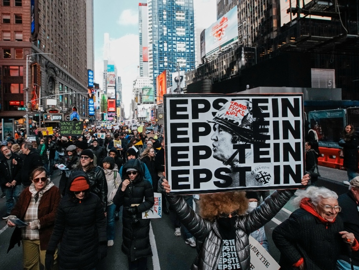 कई प्रदर्शनकारियों ने ट्रम्प की फोटो के साथ एपस्टीन लिखे हुए पोस्टर लहराए। ट्रम्प का नाम यौन अपराधी जेफ्री एपस्टीन से जुड़ी फाइलों में कई बार आ चुका है।