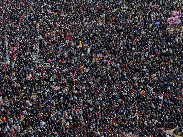 अमेरिका के बोस्टन शहर में नो किंग्स प्रदर्शन के दौरान बड़ी संख्या में लोग सड़कों पर उतर आए। आंदोलन के दौरान प्रदर्शनकारियों की भीड़ का ड्रोन फुटेज।