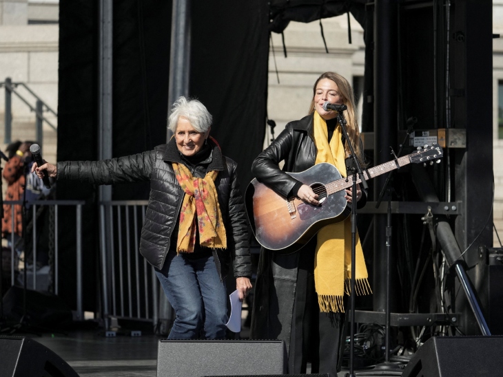 मिनेसोटा राज्य की राजधानी सेंट पॉल में सिंगर मैगी रोजर्स और जोन बेज ने प्रदर्शनकारियों के समर्थन करते हुए परफार्म किया।