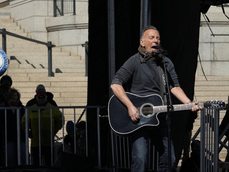 सिंगर ब्रूस स्प्रिंग्सटीन ने भी सेंट पॉल में ट्रम्प प्रशासन की नीतियों के खिलाफ परफॉर्म किया।