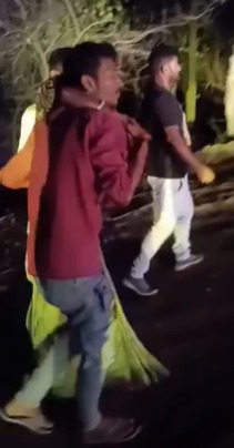 घटना के बाद स्थानीय लोगों और मौके पर मौजूद पीसीआर पुलिस जवानों ने तत्परता दिखाते हुए एंबुलेंस बुलाकर सभी घायलों को सदर अस्पताल कोडरमा पहुंचाया।