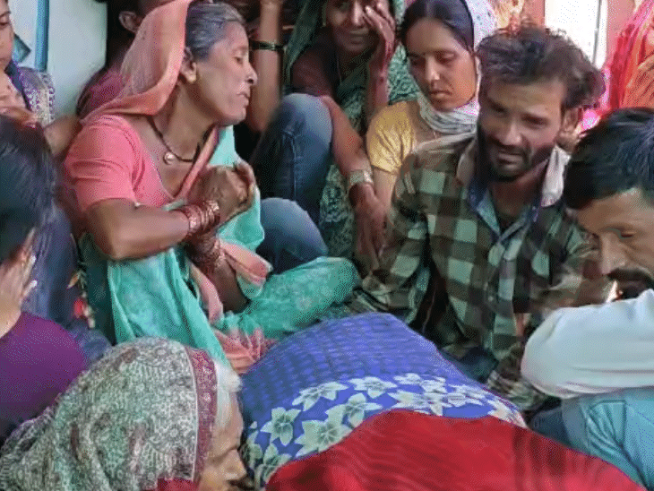 शीताली की मां के शव के पास रोते दूर के रिश्तेदार और पड़ोसी।