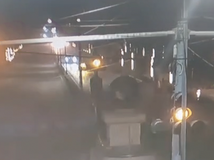 इसके बाद ऑटो को टक्कर मारती है।