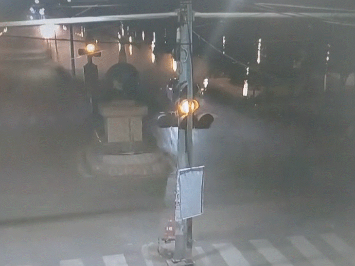 टक्कर मारते हुए स्कॉर्पियो निकल जाती है।