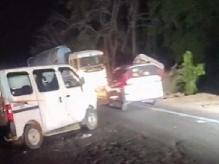 इस हादसे में दो कारों में सवार लगभग एक दर्जन लोग घायल हो गए।