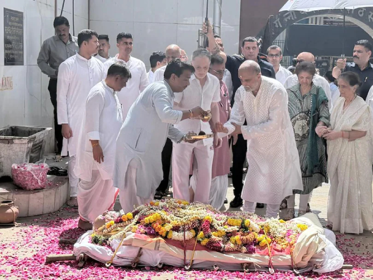 विजय सिंघानिया का शनिवार शाम को निधन हुआ था। दोपहर 3 बजे मुंबई में चंदनवाड़ी श्मशान घाट पर उनका अंतिम संस्कार किया गया।