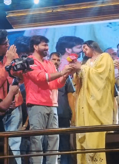 काजल राघवानी को पवन सिंह ने फूल गिफ्ट किया।