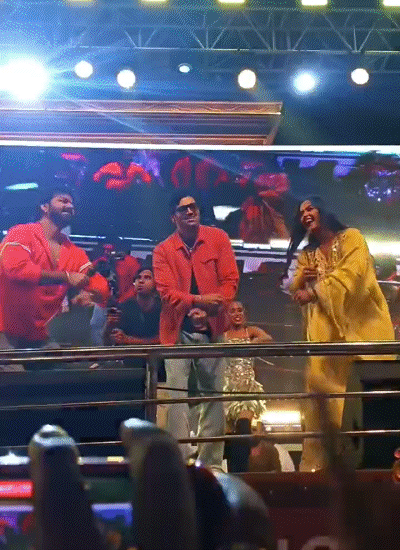 पवन सिंह ने अपने गाने की लॉन्चिग में जमकर स्टेज पर डांस किया।