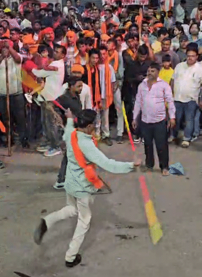 यह विशाल जुलूस करीब 8 किलोमीटर के दायरे में फैला हुआ है। लगभग 36 घंटे तक लगातार चलता रहेगा।