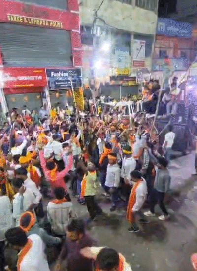 इस आयोजन को देखने के लिए झारखंड के अलावा अन्य राज्यों से भी बड़ी संख्या में लोग यहां पहुंचे हैं।