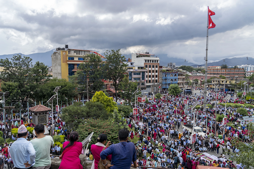 नेपाल में पिछले साल हजारों शिक्षकों ने स्कूलों का कंट्रोल लोकल लेवल पर देने का विरोध किया था।