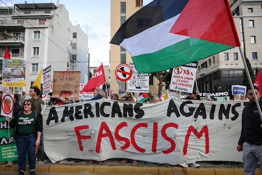 ग्रीस की राजधानी एथेंस में अमेरिकी दूतावास के बाहर युद्ध के खिलाफ प्रदर्शन किया गया। यह अमेरिका में चल रहे “नो किंग्स” आंदोलन के समर्थन में था।