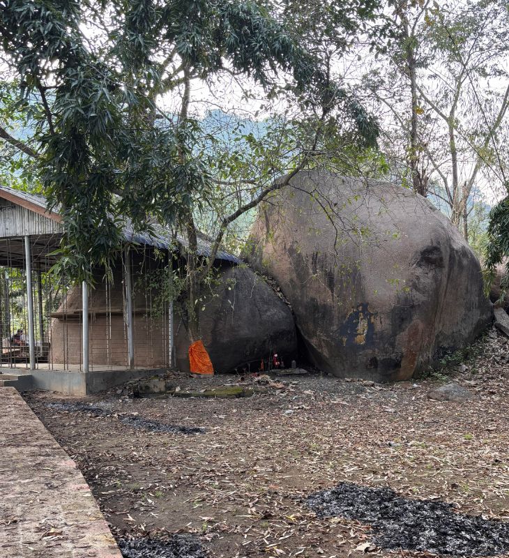 गांववाले दावा करते हैं कि इसी चट्टान के पास इंसानों की बलि दी जाती थी। 1830 के दशक में अंग्रेजों ने इस पर रोक लगा दी थी।