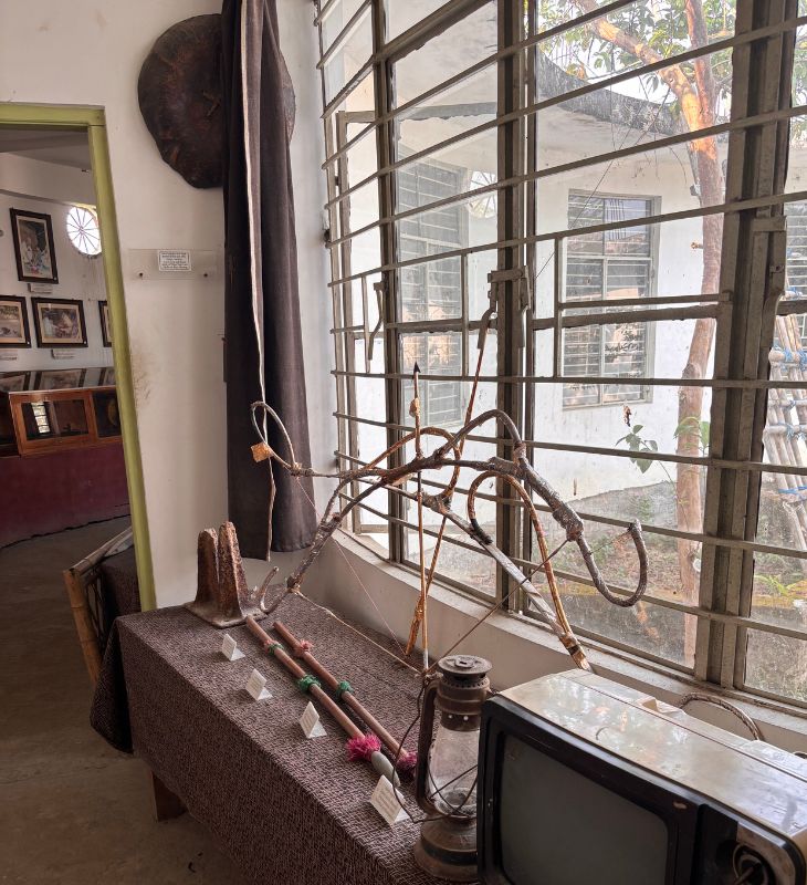 मायोंग के म्यूजियम में पुराने हथियार भी रखे हैं। यहां तलवारें और पांडुलिपियां भी हैं, जिनका इस्तेमाल बलि के मंत्रों और अनुष्ठान के लिए किया जाता था।