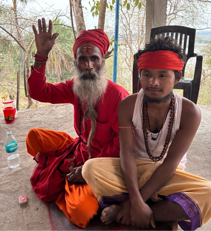 ये फकन और कृष्णा हैं। फकन, कृष्णा के साथ रहकर तंत्र विद्या सीख रहे हैं।