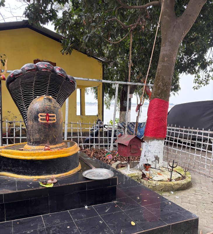 मायोंग में दाखिल होते ही जगह-जगह मंदिर, शिवलिंग और पेड़ों के नीचे गड़े त्रिशूल दिखने लगते हैं।