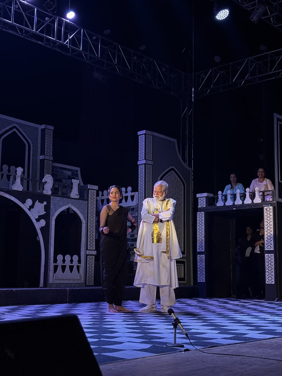 नाटक ‘घासीराम कोतवाल’ में मशहूर अभिनेता संजय मिश्रा ने दमदार अभिनय किया।