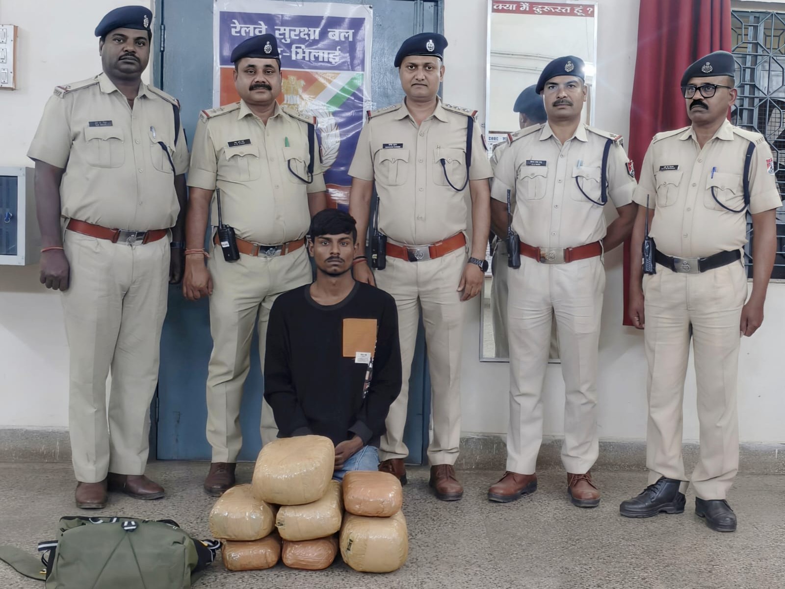 भिलाई RPF ने युवक को गांजे के साथ गिरफ्तार किया है। - Dainik Bhaskar