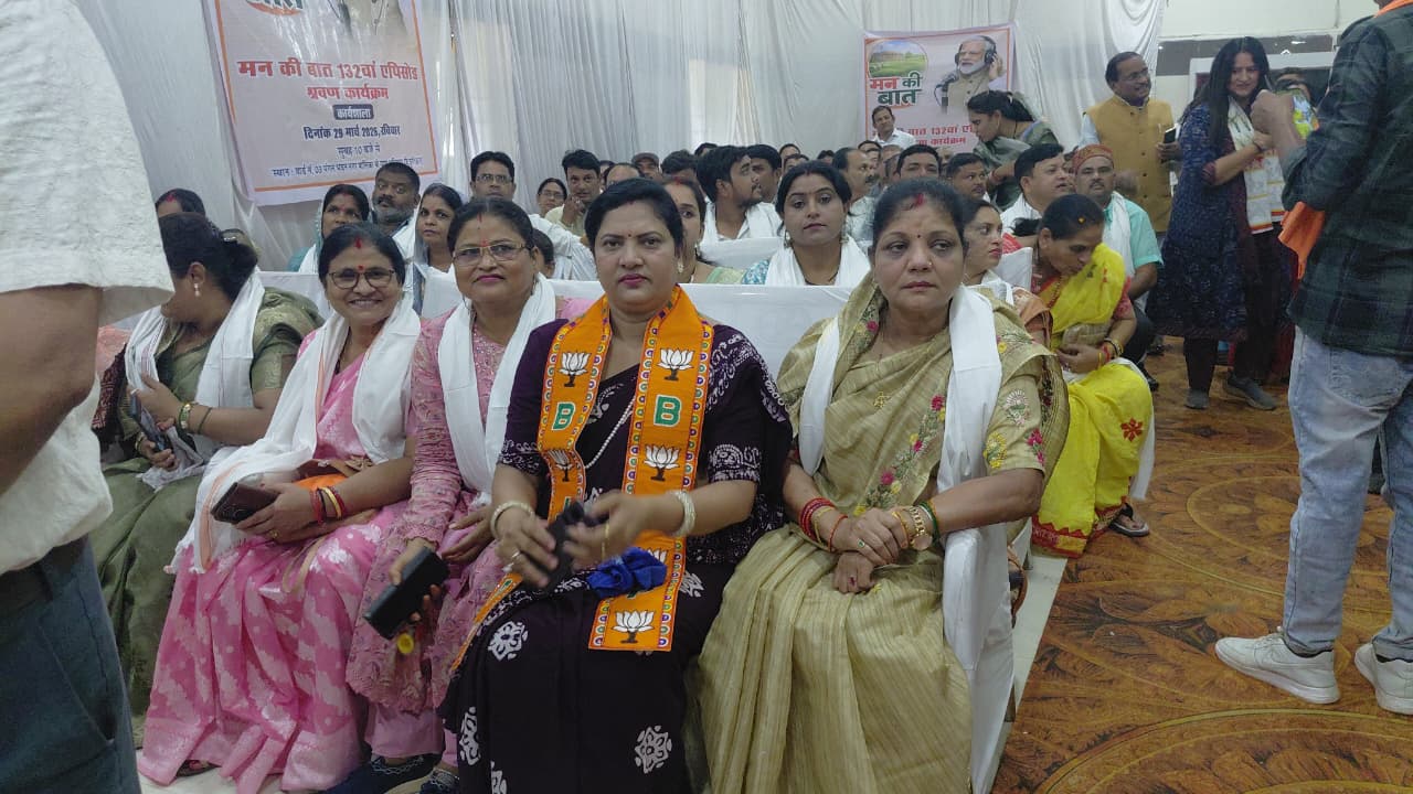 मोदी के मन की बात में बड़ी संख्या में शामिल हुए बीजेपी कार्यकर्ता।