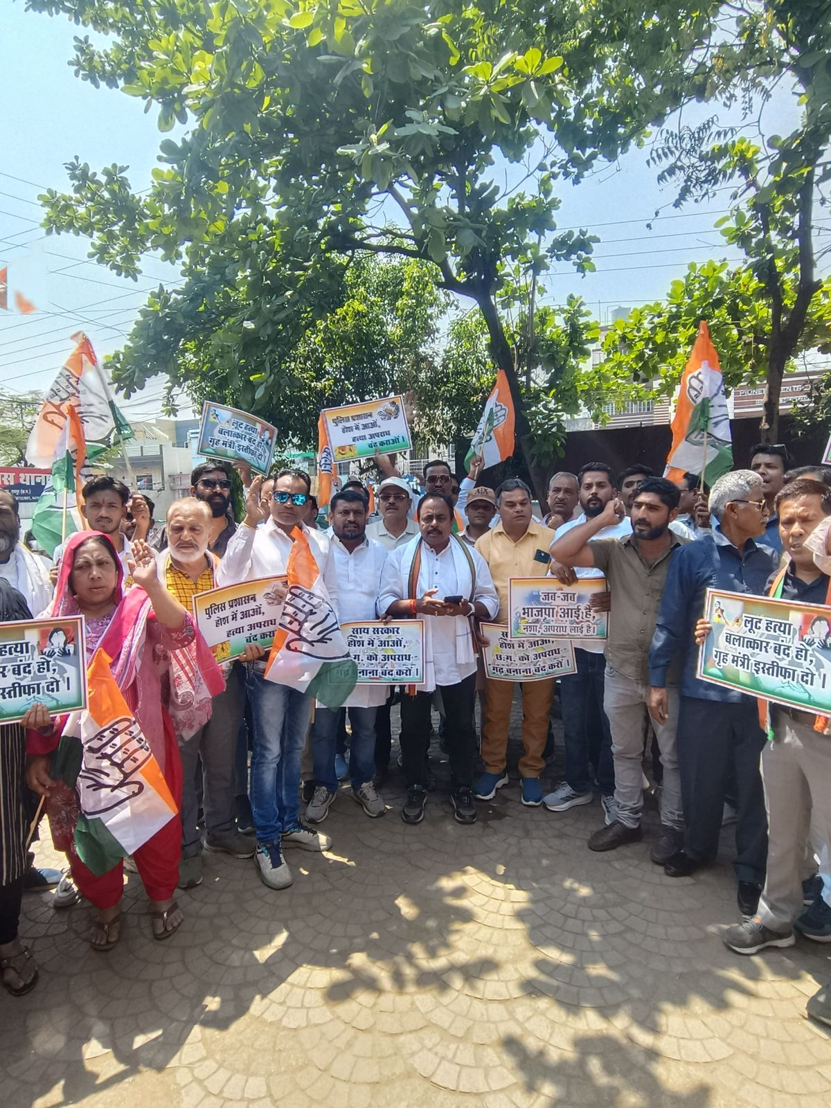 रायपुर में बढ़ते अपराधों को लेकर कांग्रेस ने आज टिकरापारा थाने का घेराव कर प्रदर्शन किया।