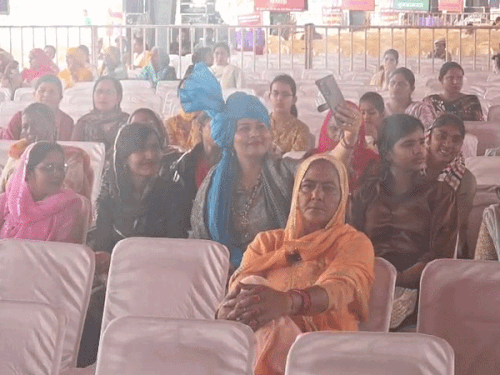 रैली में पहुंची महिलाएं।