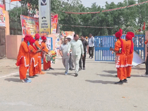 रैली में आने वाले लोगों का स्वागत ढोल बजाकर किया जा रहा है।