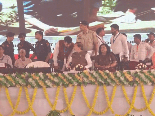 मंच और मौजद भाजपा पदाधिकारी।