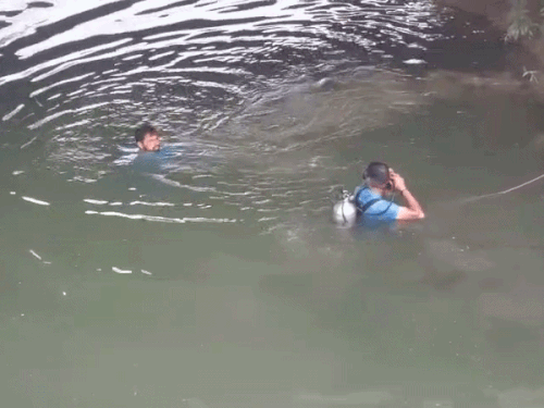 नहर में व्यक्ति की तलाश करती एसडीआरएफ की टीम।