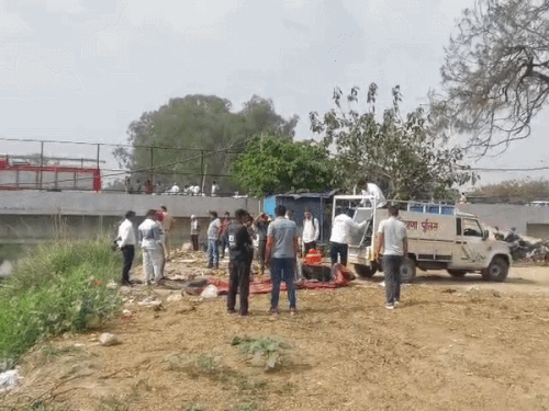 व्यक्ति के नहर में कूदने के बाद मौके पर पहुंचे लोग।