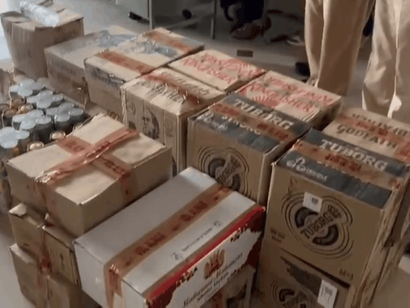 अवैध शराब के साथ आबकारी विभाग के अधिकारी