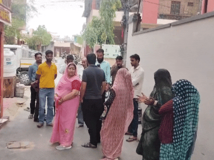 सुबह चोरी की सूचना मिलने के बाद मंदिर के बाहर मौजूद लोगों की भीड़।